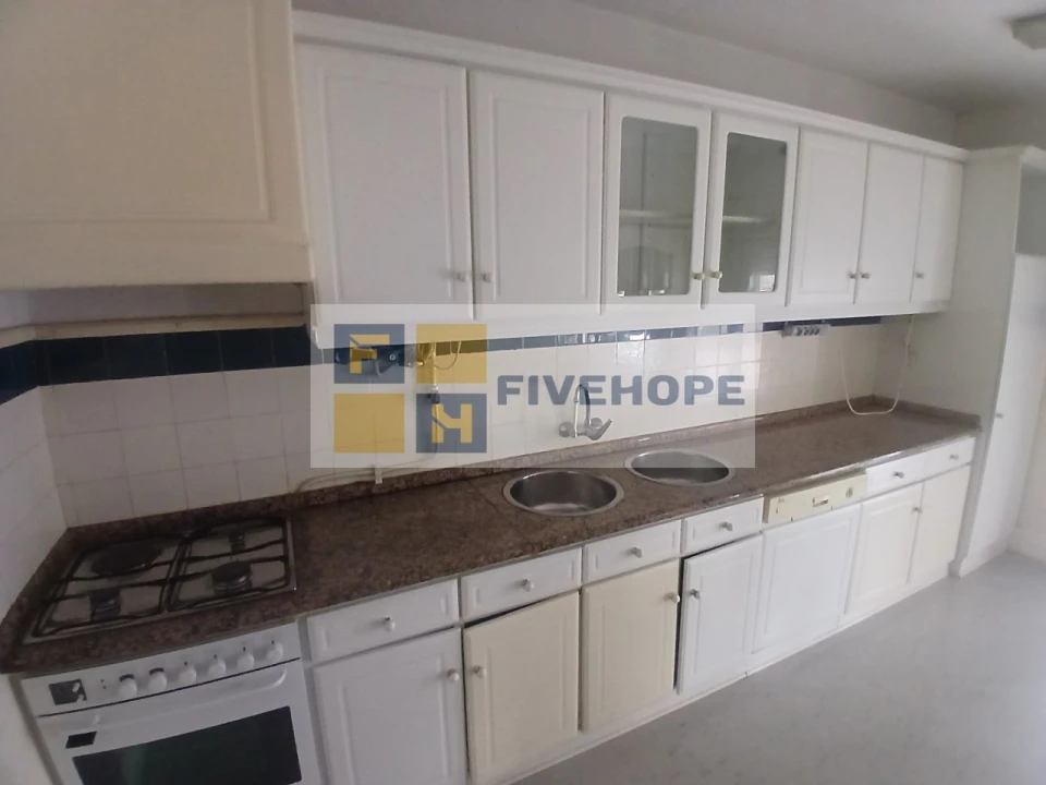 Apartamento T4 para Venda em Santo Antonio dos Olivais Foto 10