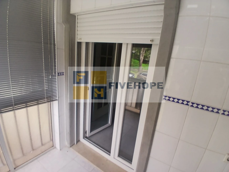 Apartamento T4 para Venda em Santo Antonio dos Olivais Foto 12