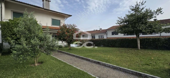 Moradia T5 para Venda em Ronfe