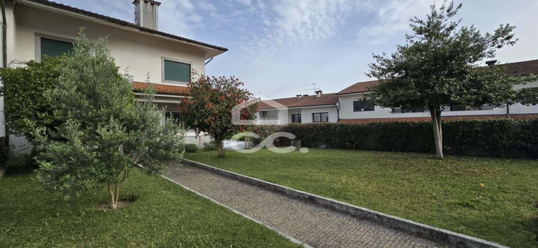 Moradia T5 para Venda em Ronfe Foto 3