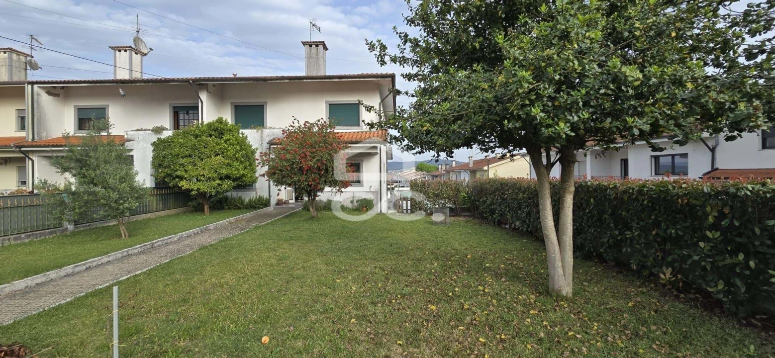 Moradia T5 para Venda em Ronfe Foto 1