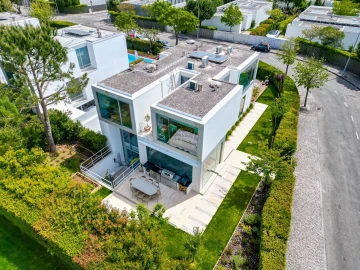 Moradia T4 para Venda em Carnaxide e Queijas