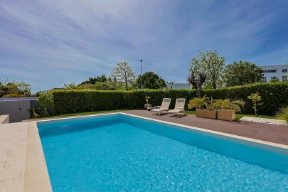 Moradia T4 para Venda em Carnaxide e Queijas