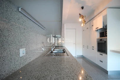 Apartamento T4 para Arrendamento em Costa