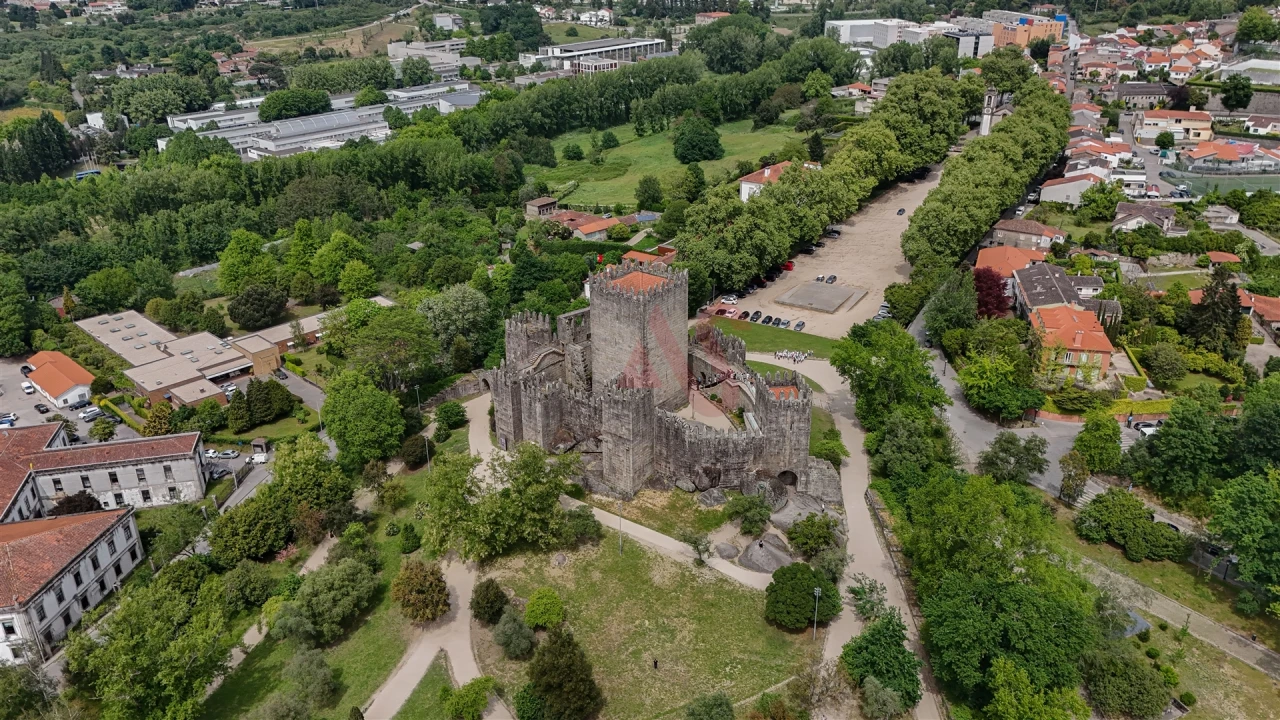 Moradia T8 para Venda em Oliveira, São Paio e São Sebastião Foto 51