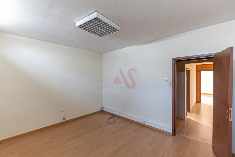 Moradia T8 para Venda em Oliveira, São Paio e São Sebastião Foto 25