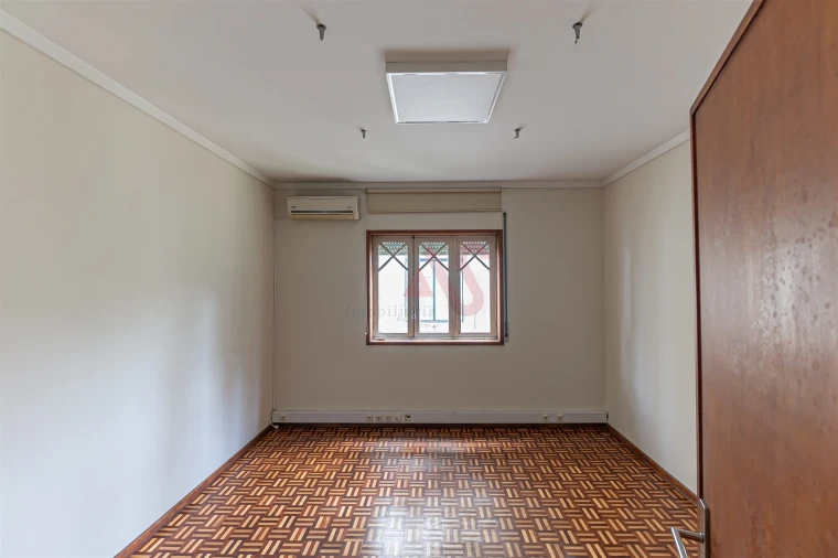 Moradia T8 para Venda em Oliveira, São Paio e São Sebastião Foto 11