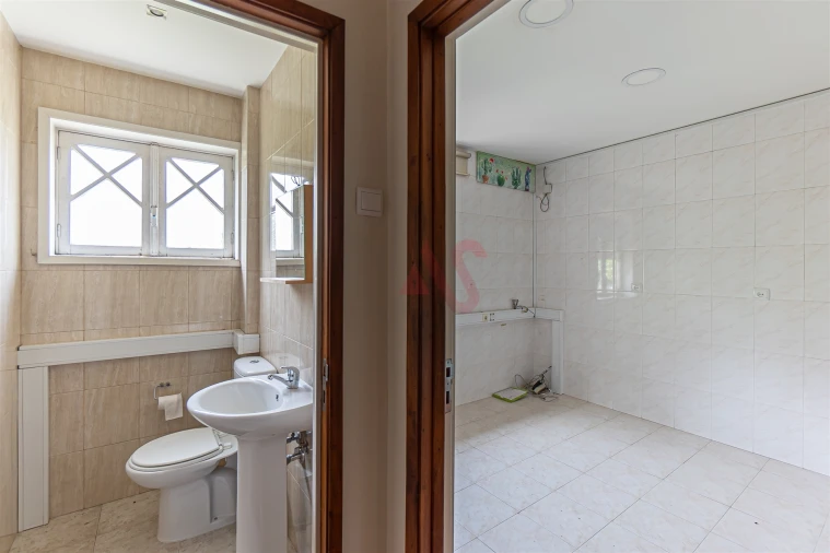 Moradia T8 para Venda em Oliveira, São Paio e São Sebastião Foto 5