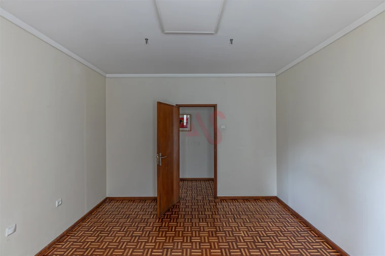 Moradia T8 para Venda em Oliveira, São Paio e São Sebastião Foto 12