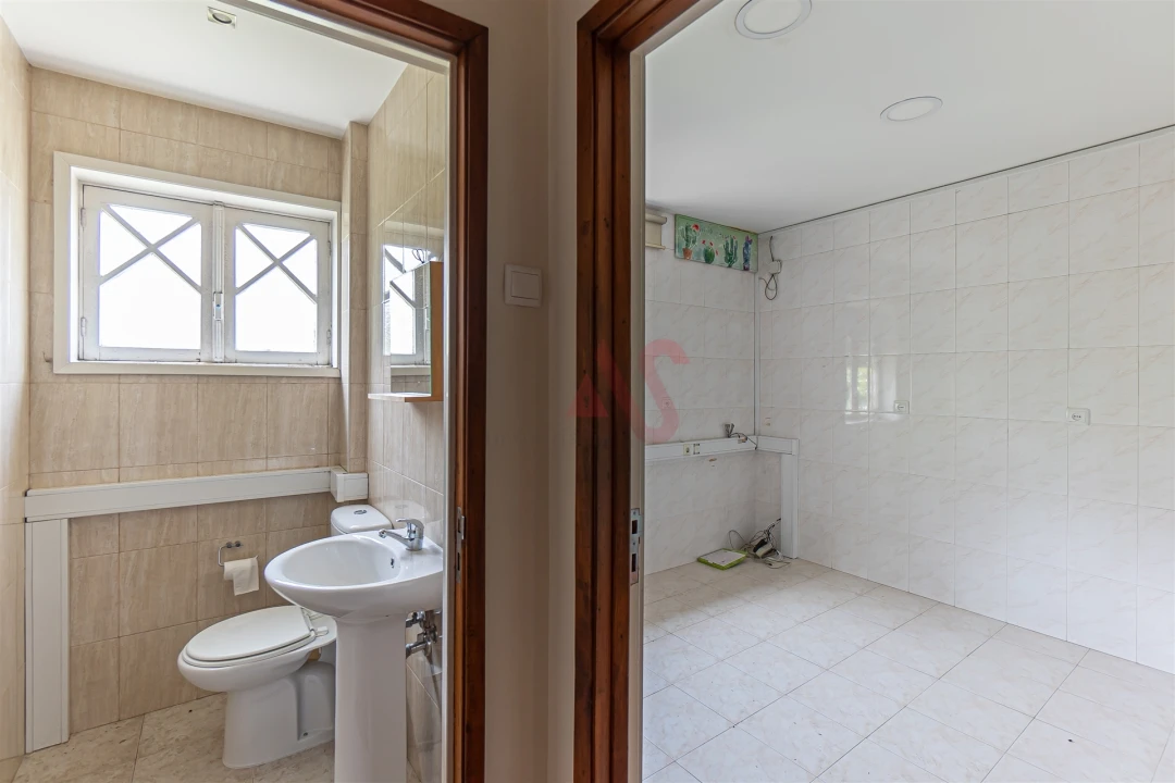 Moradia T8 para Venda em Oliveira, São Paio e São Sebastião Foto 5