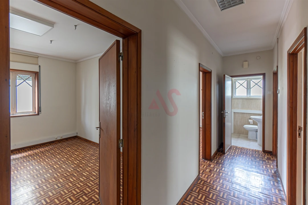 Moradia T8 para Venda em Oliveira, São Paio e São Sebastião Foto 13