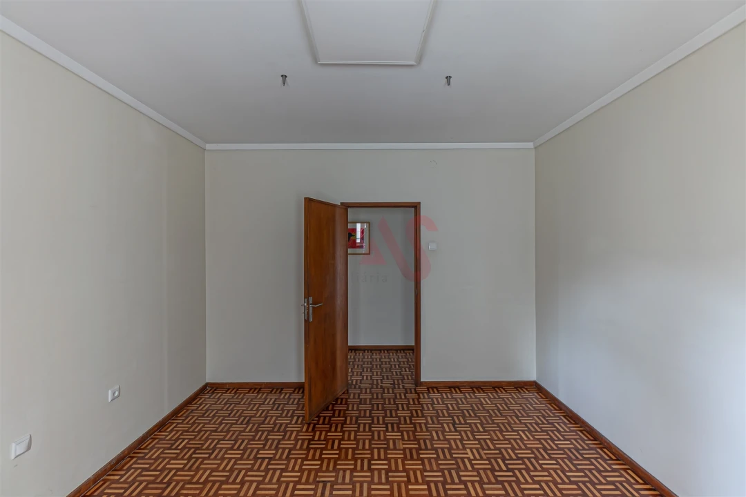 Moradia T8 para Venda em Oliveira, São Paio e São Sebastião Foto 12