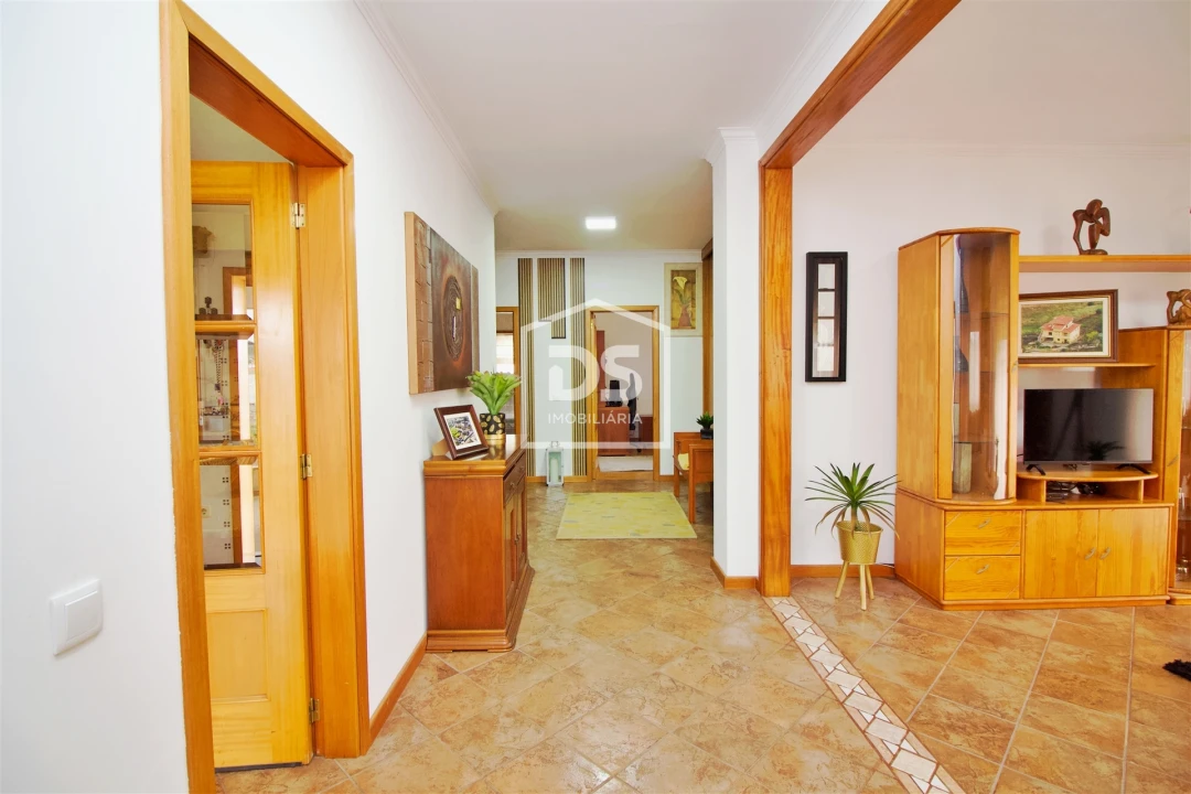 Moradia T5 para Venda em Caide de Rei Foto 8