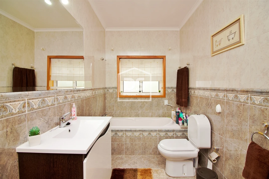 Moradia T5 para Venda em Caide de Rei Foto 18