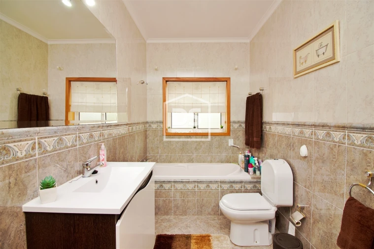 Moradia T5 para Venda em Caide de Rei Foto 18