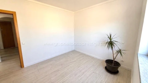 Apartamento T3 para Venda em Quelfes