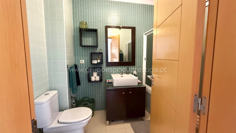 Apartamento T3 para Venda em Quelfes Foto 13