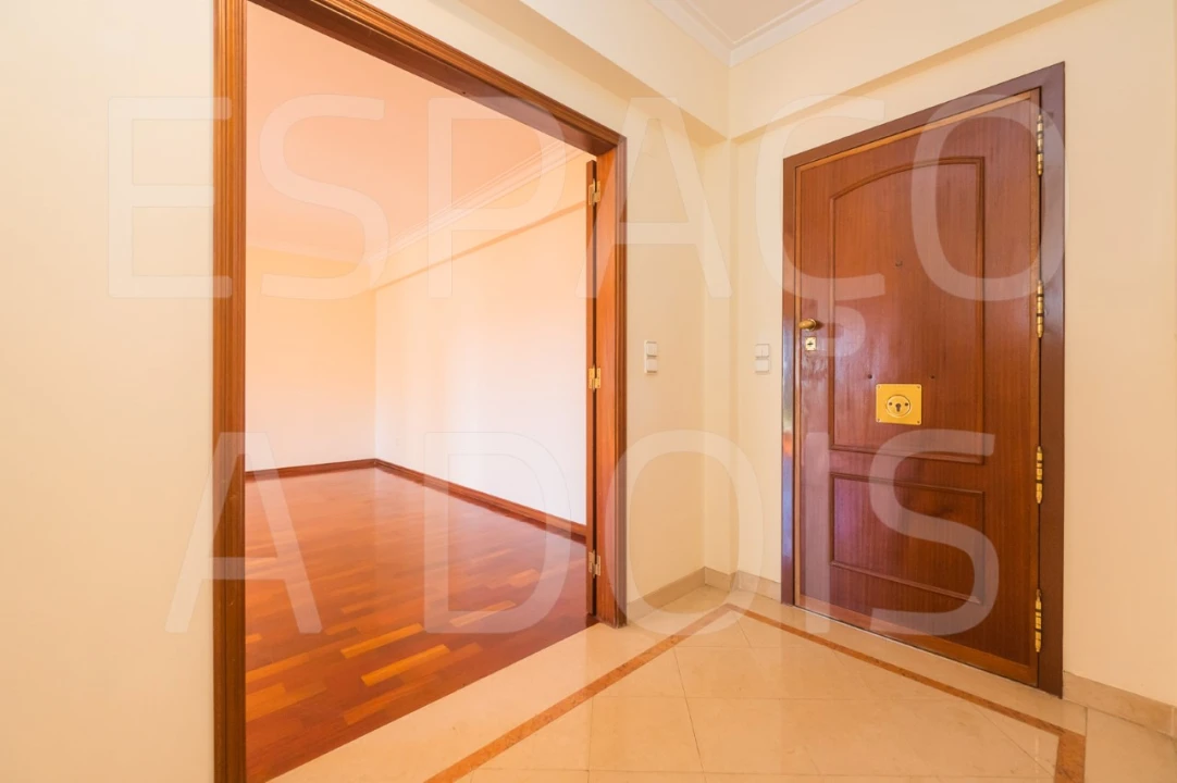 Apartamento T2 para Arrendamento em Campolide Foto 4