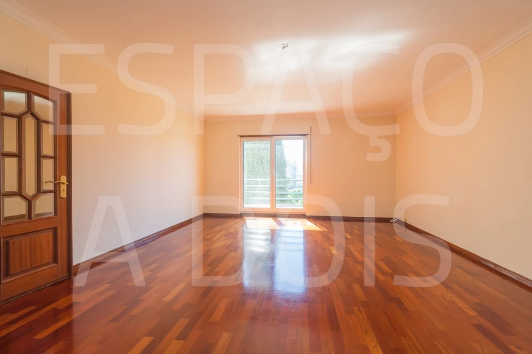 Apartamento T2 para Arrendamento em Campolide Foto 6