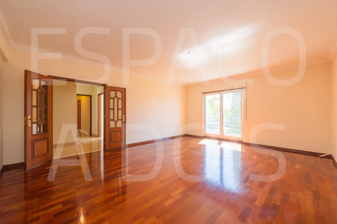 Apartamento T2 para Arrendamento em Campolide Foto 7