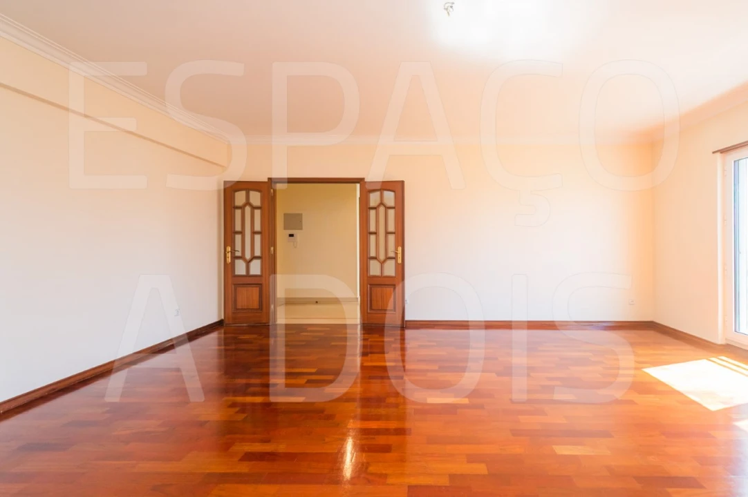 Apartamento T2 para Arrendamento em Campolide Foto 8