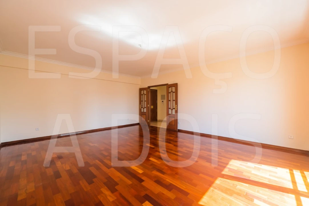 Apartamento T2 para Arrendamento em Campolide Foto 10
