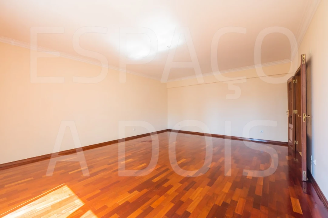 Apartamento T2 para Arrendamento em Campolide Foto 11