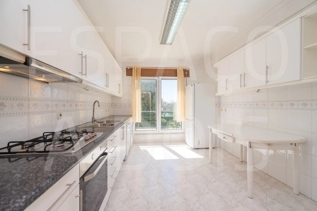 Apartamento T2 para Arrendamento em Campolide Foto 13