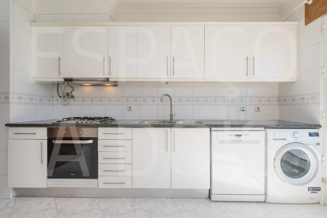 Apartamento T2 para Arrendamento em Campolide Foto 15