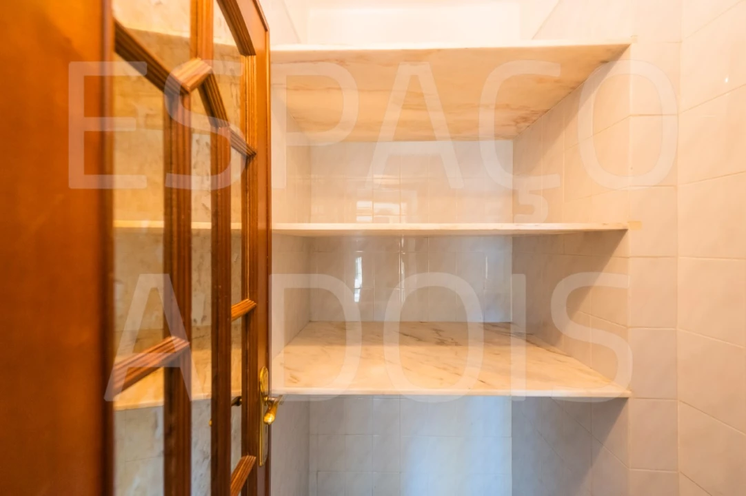 Apartamento T2 para Arrendamento em Campolide Foto 19