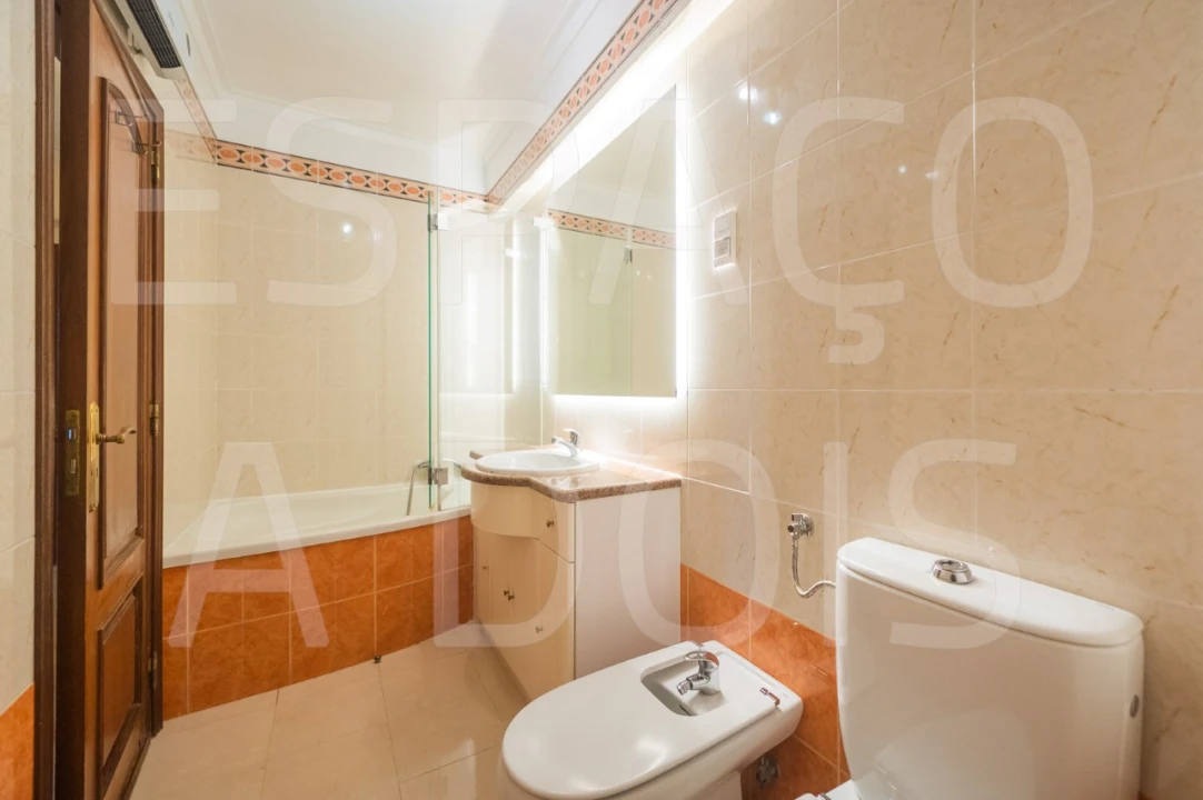 Apartamento T2 para Arrendamento em Campolide Foto 23