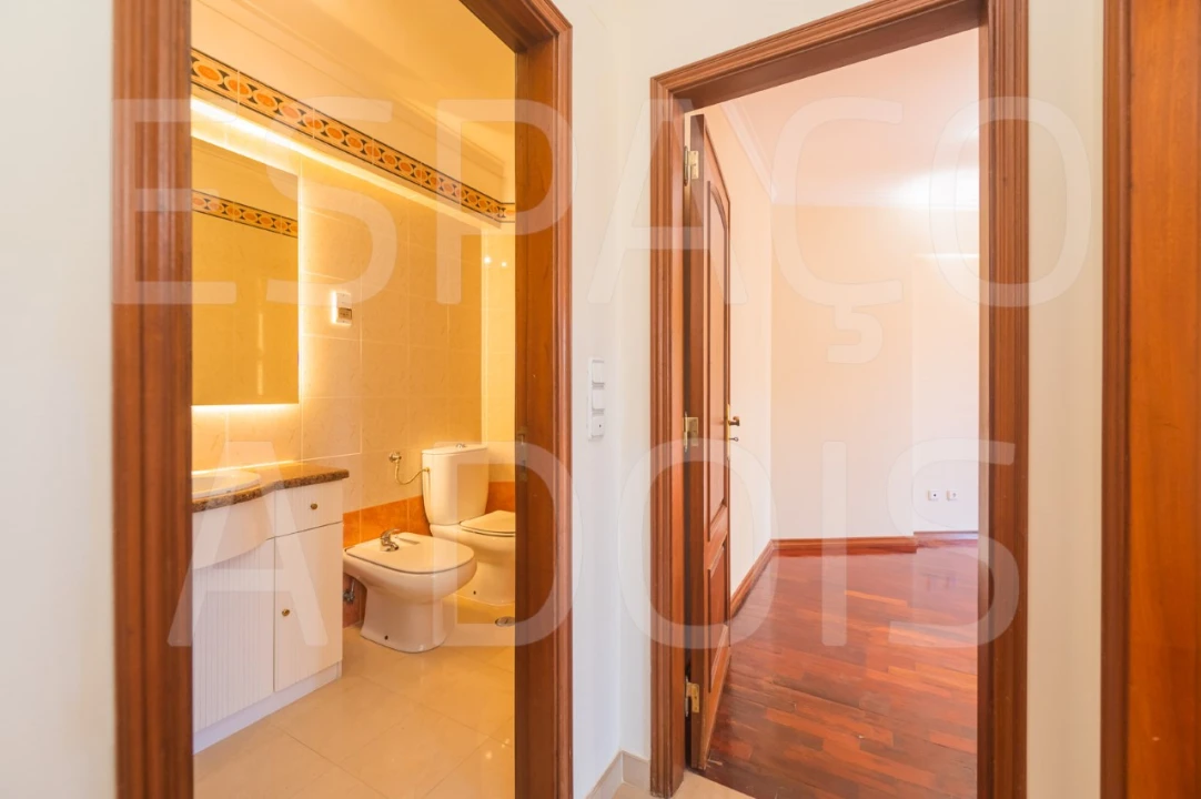 Apartamento T2 para Arrendamento em Campolide Foto 25