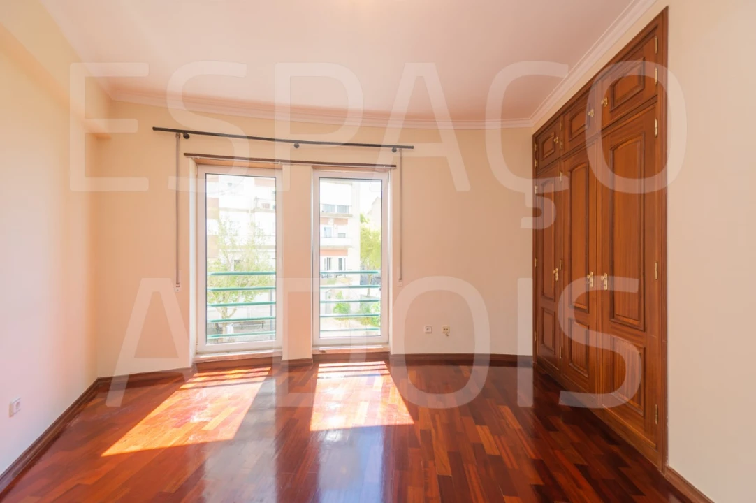 Apartamento T2 para Arrendamento em Campolide Foto 27