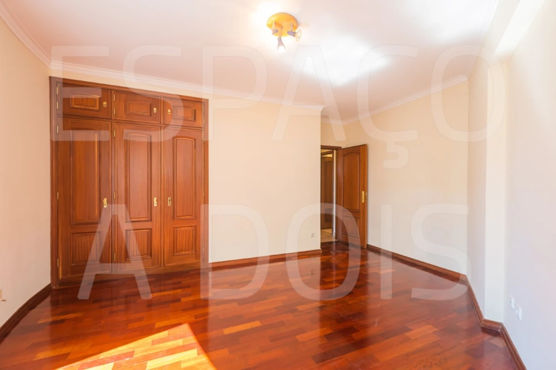 Apartamento T2 para Arrendamento em Campolide Foto 31