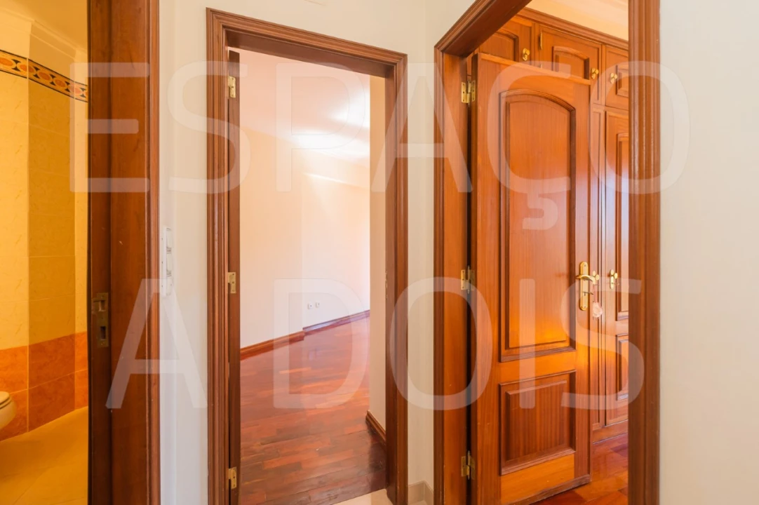 Apartamento T2 para Arrendamento em Campolide Foto 33