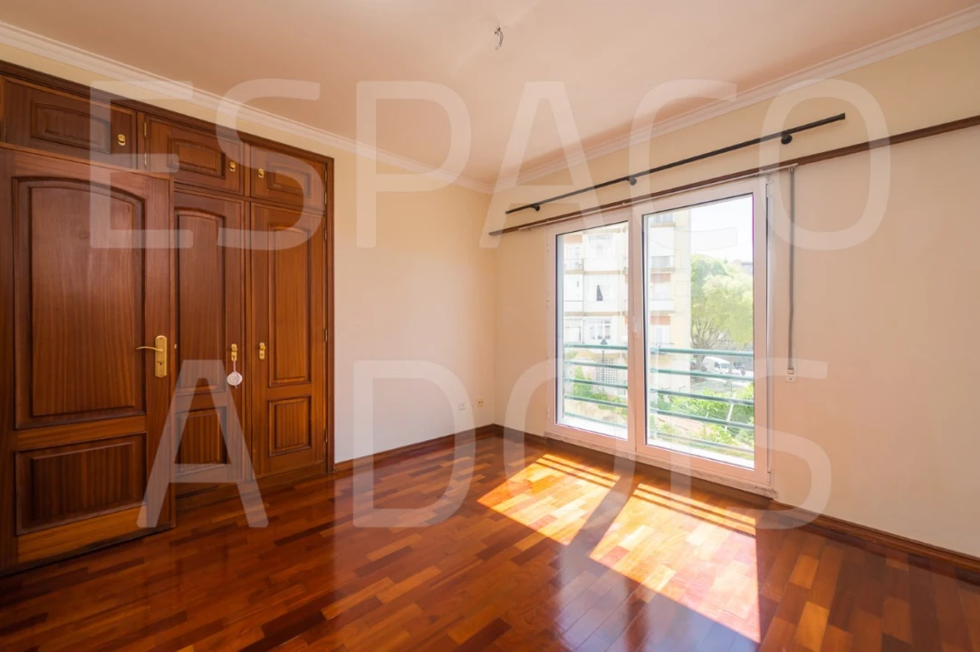 Apartamento T2 para Arrendamento em Campolide Foto 35