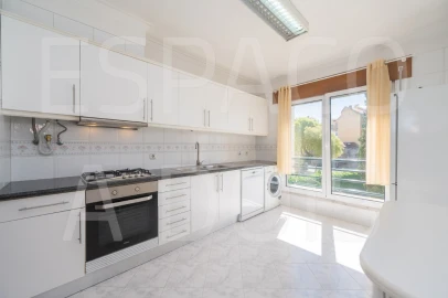 Apartamento T2 para Arrendamento em Campolide