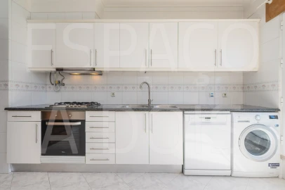 Apartamento T2 para Arrendamento em Campolide