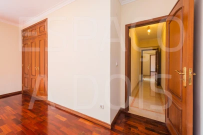 Apartamento T2 para Arrendamento em Campolide