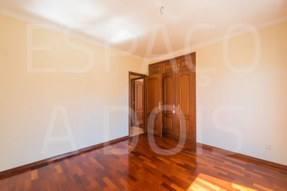 Apartamento T2 para Arrendamento em Campolide