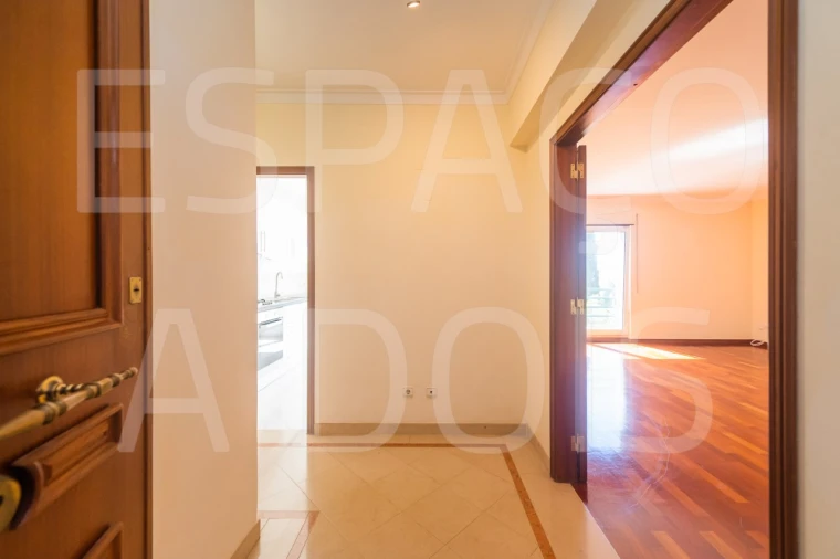 Apartamento T2 para Arrendamento em Campolide Foto 3