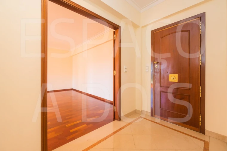 Apartamento T2 para Arrendamento em Campolide Foto 4