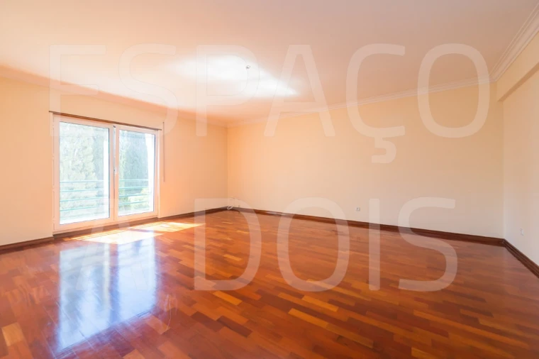 Apartamento T2 para Arrendamento em Campolide Foto 5