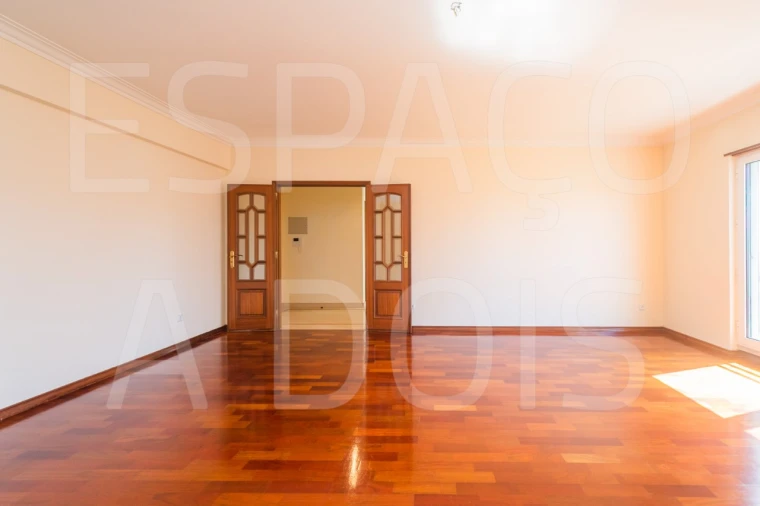 Apartamento T2 para Arrendamento em Campolide Foto 8