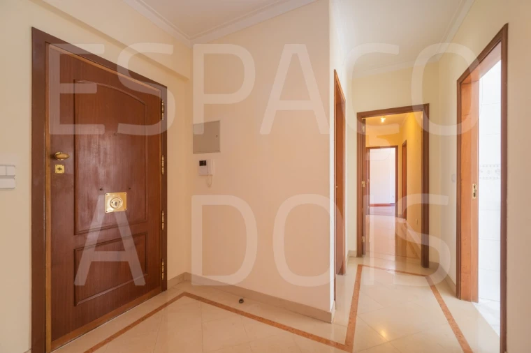 Apartamento T2 para Arrendamento em Campolide Foto 12