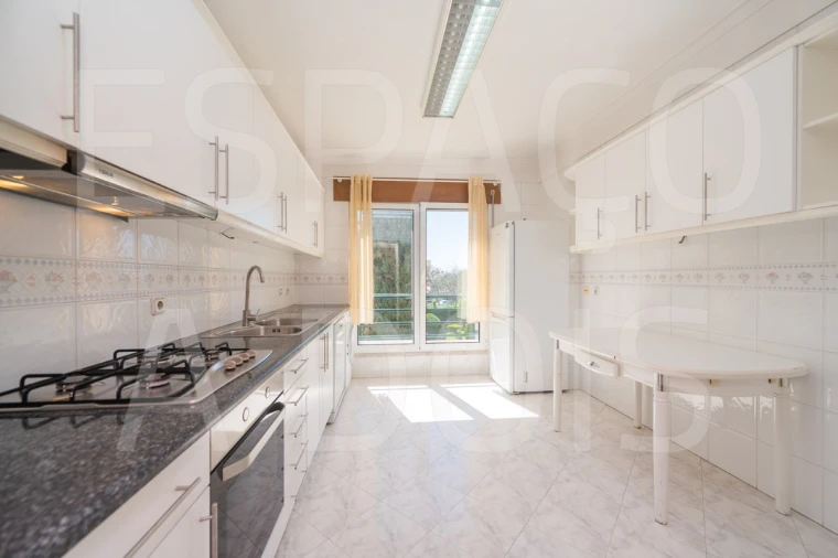 Apartamento T2 para Arrendamento em Campolide Foto 13