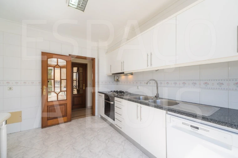 Apartamento T2 para Arrendamento em Campolide Foto 17