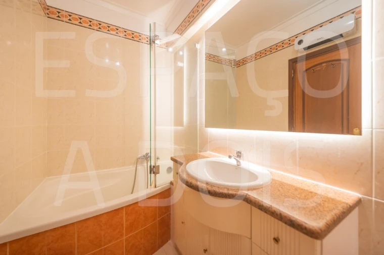 Apartamento T2 para Arrendamento em Campolide Foto 24