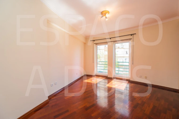 Apartamento T2 para Arrendamento em Campolide Foto 26