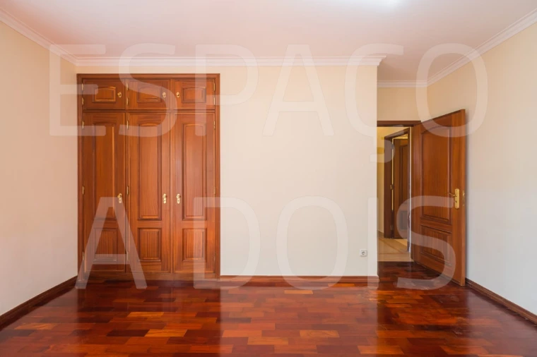 Apartamento T2 para Arrendamento em Campolide Foto 30